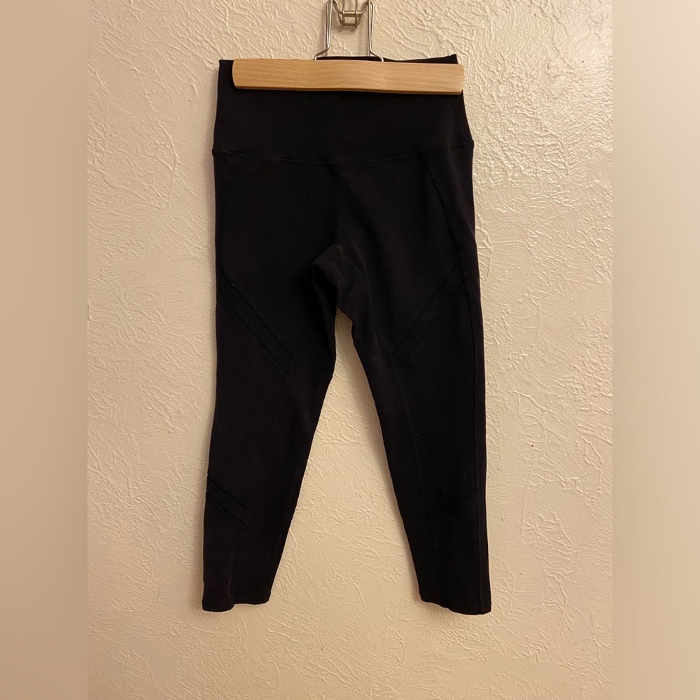 ALO Yoga Black Leggings with Form-Fitting Design and Wide Waistband